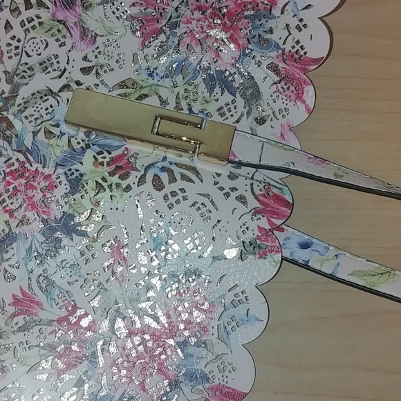 Perforated floral/gold handbag - Picture 2 of 3